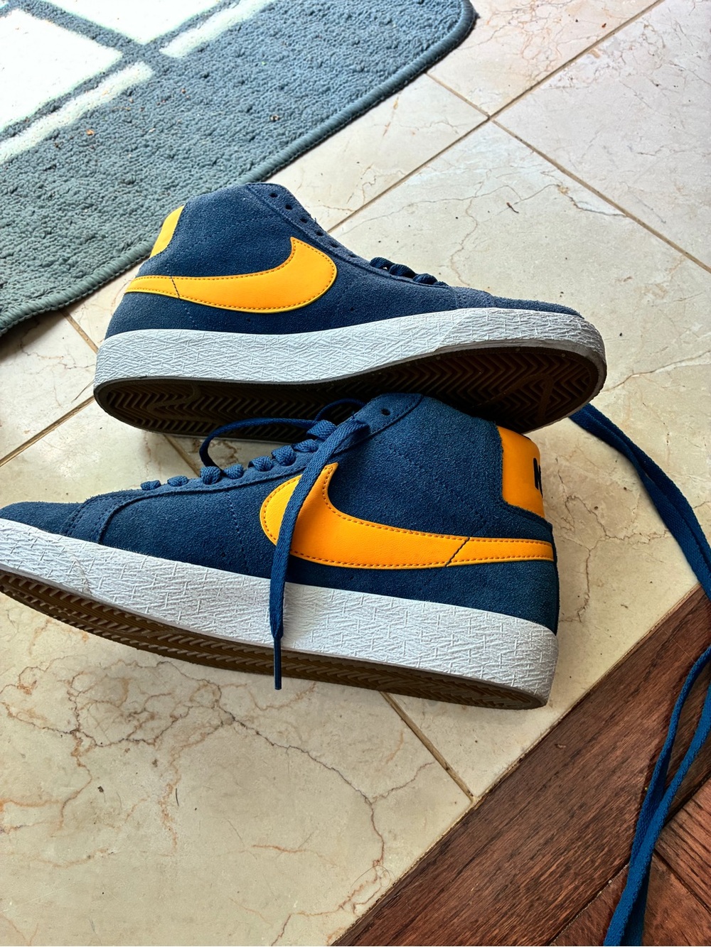 Nike Blazer Mid Michigan Sneakers Youth Size 5.5